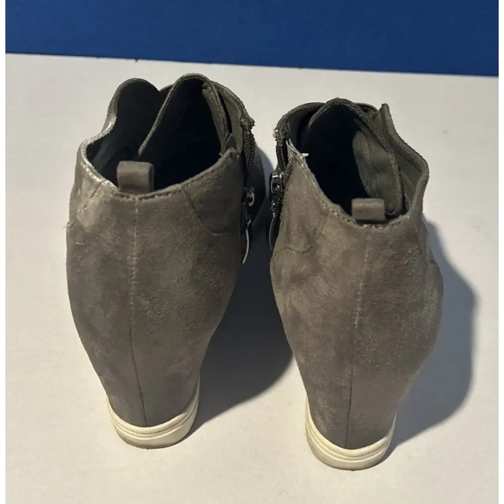Eva & Zoe Women’s Gray Faux Suede Chelsea Ankle Boots Side Zip Size 10